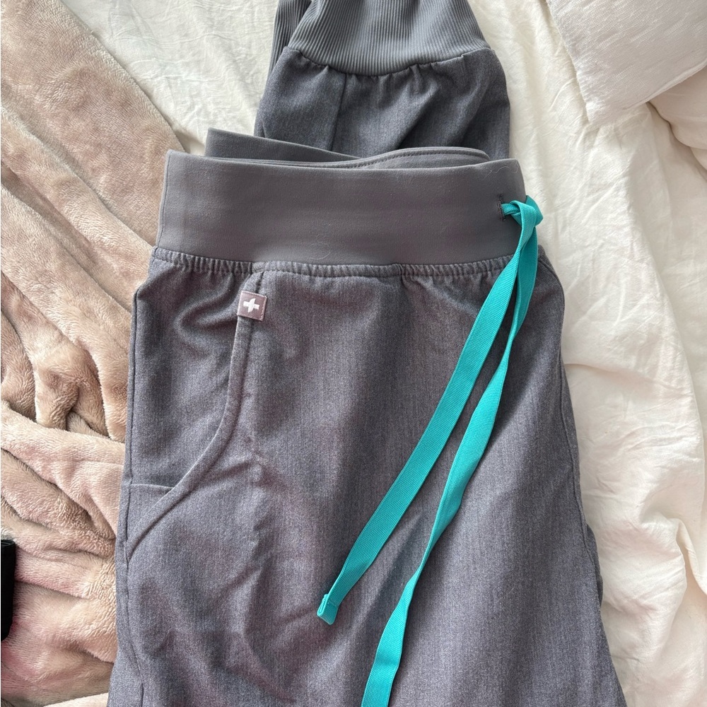 FIGS Rafaela Oversized Scrub Top in Graphite Gray - Picture 3 of 4